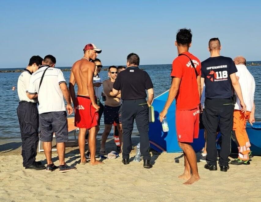 Lido Scacchi, muore mentre passeggia in mare. Anziano stroncato da un malore