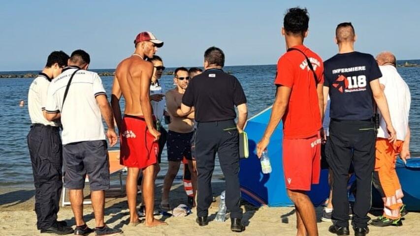 Lido Scacchi, muore mentre passeggia in mare. Anziano stroncato da un malore