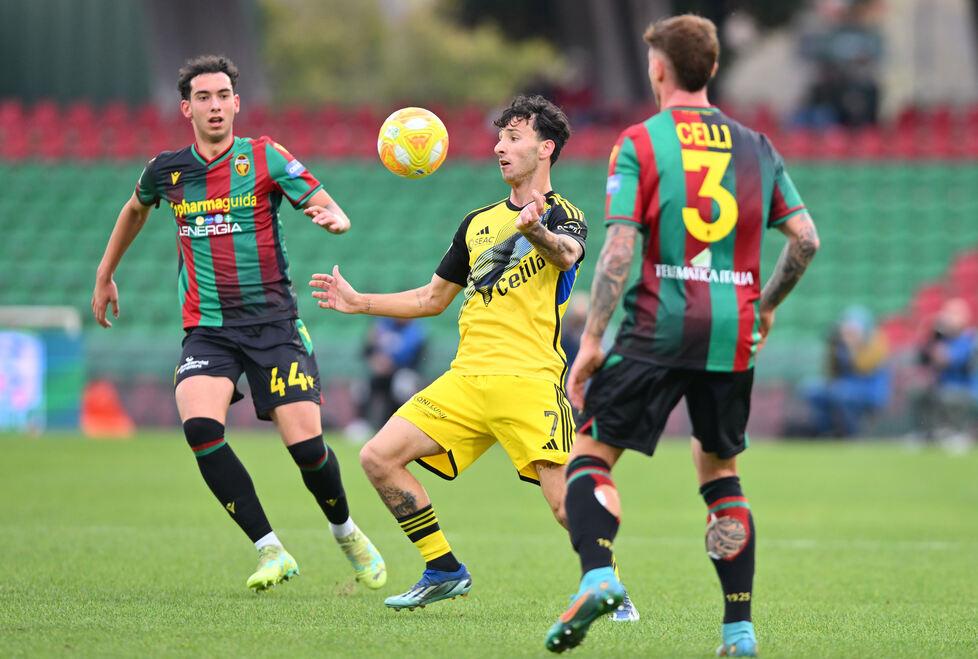 Lisandru Tramoni in azione nel match in casa della Ternana