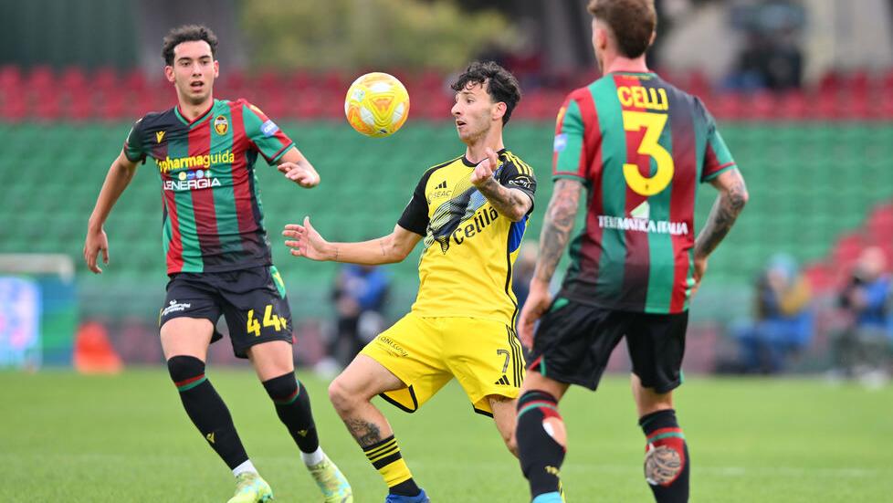 Lisandru Tramoni in azione nel match in casa della Ternana
