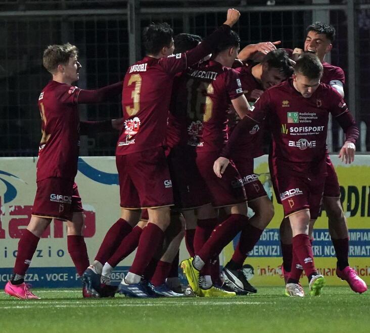 L’abbraccio tra i giocatori granata dopo un gol messo a segno nel corso dello scorso campionato di Serie C (foto Silvi)