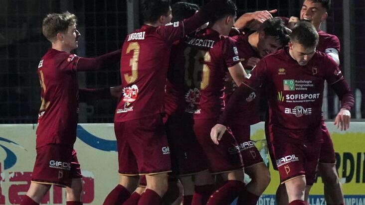 L’abbraccio tra i giocatori granata dopo un gol messo a segno nel corso dello scorso campionato di Serie C (foto Silvi)
