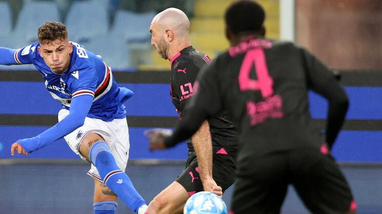 Sebastiano Esposito con la maglia della Sampdoria. L’attaccante dovrebbe arrivare a metà settimana