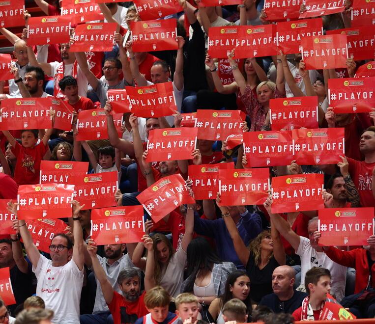 Tifosi biancorossi sugli spalti del Palacarrara