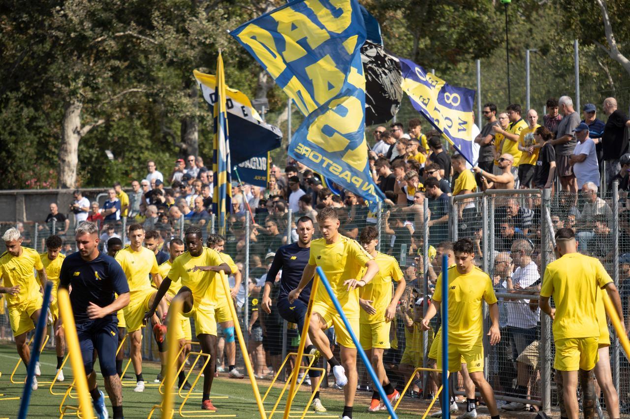 Oltre 500 tifosi all'allenamento a porte aperte del Modena: Bisoli boccia la coppia Oukhadda-Gargiulo e parla di Pedro Mendes