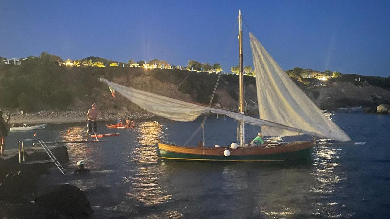 Livorno, barca a vela di nove metri naufraga ai Bagni Rex