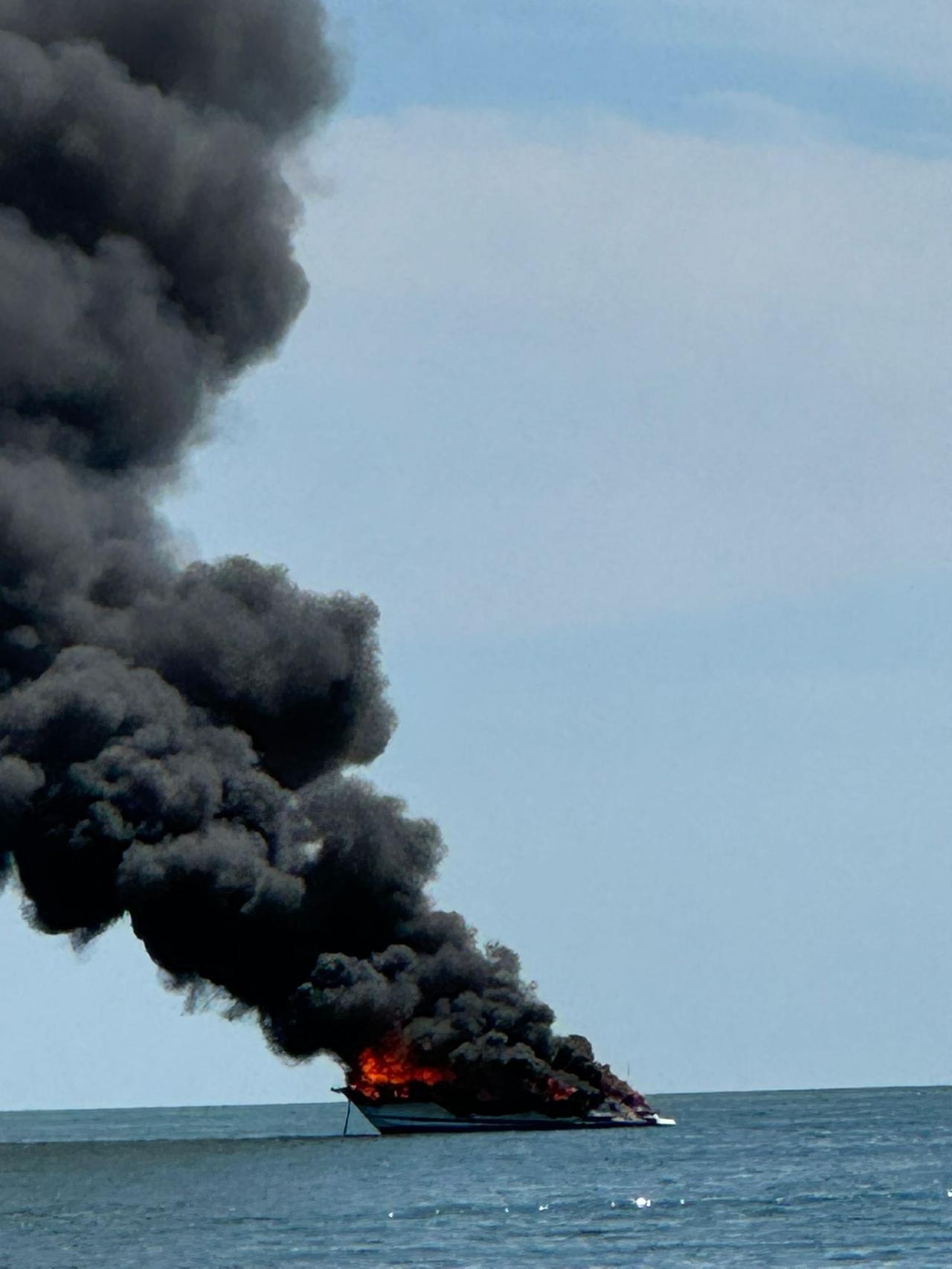 Lidi, imbarcazione avvolta dalle fiamme