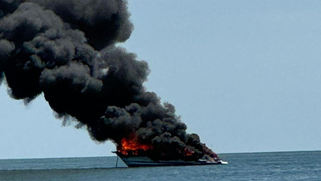 Lidi, imbarcazione avvolta dalle fiamme