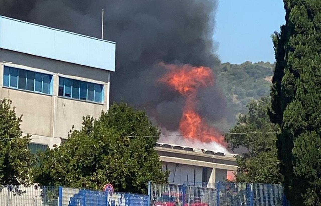 
	L'incendio vicino ai magazzini di Unicoop

