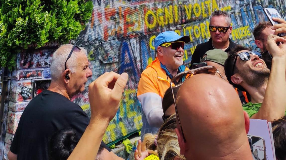 
	Vasco Rossi davanti alla sua casa di Zocca circondato dai fan

