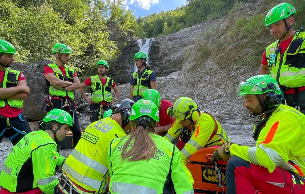 Si tuffa da 15 metri alle cascate del Golfarone: è grave