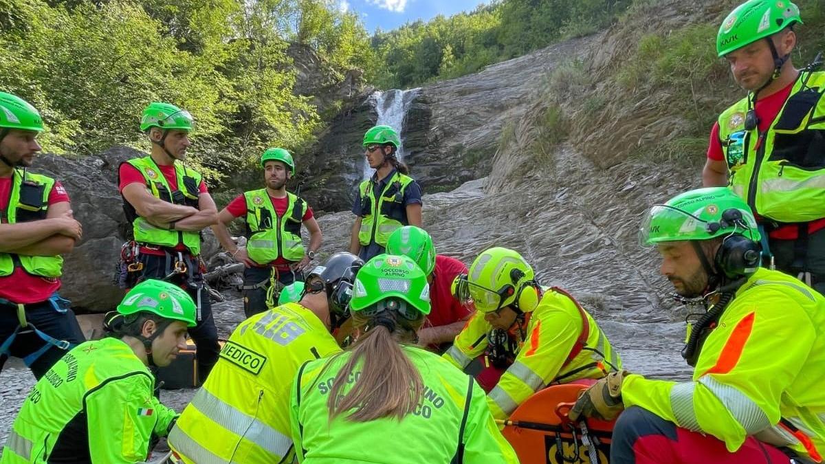 Si tuffa da 15 metri alle cascate del Golfarone: è grave