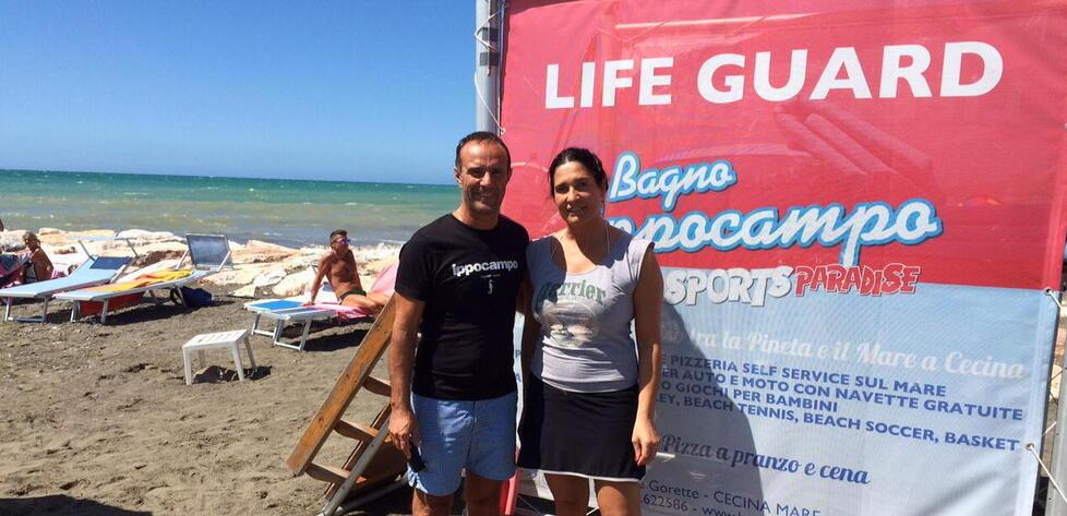 
	Alberto Nencetti con la sciatrice Lara Magoni al suo bagno Ippocampo a Cecina (foto d'archivio)

