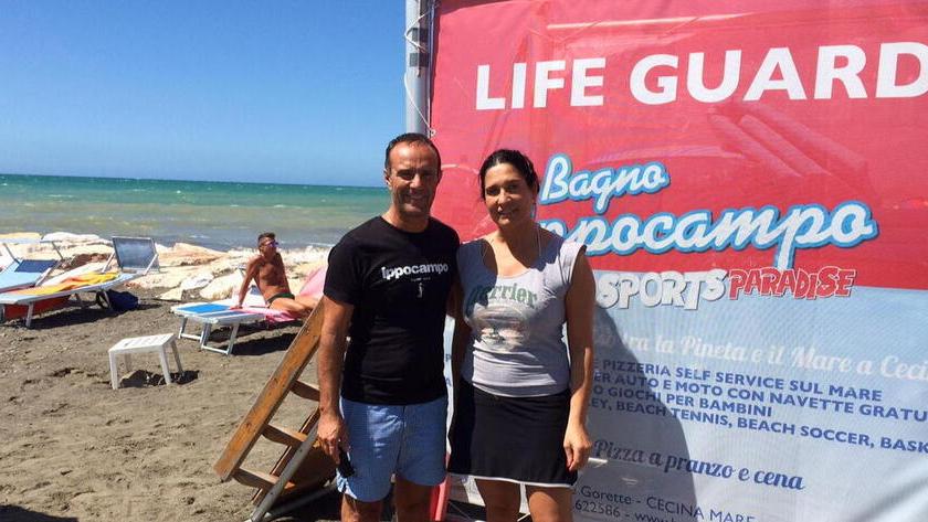 Alberto Nencetti con la sciatrice Lara Magoni al suo bagno Ippocampo a Cecina (foto d'archivio)