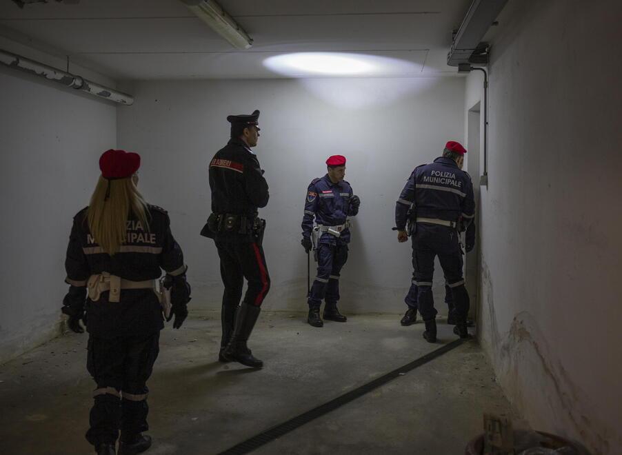 Agenti della municipale durante uno sgombero (foto d'archivio)