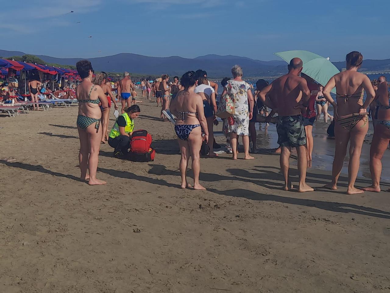 Follonica: malore in spiaggia, la soccorre la dottoressa-bagnante
