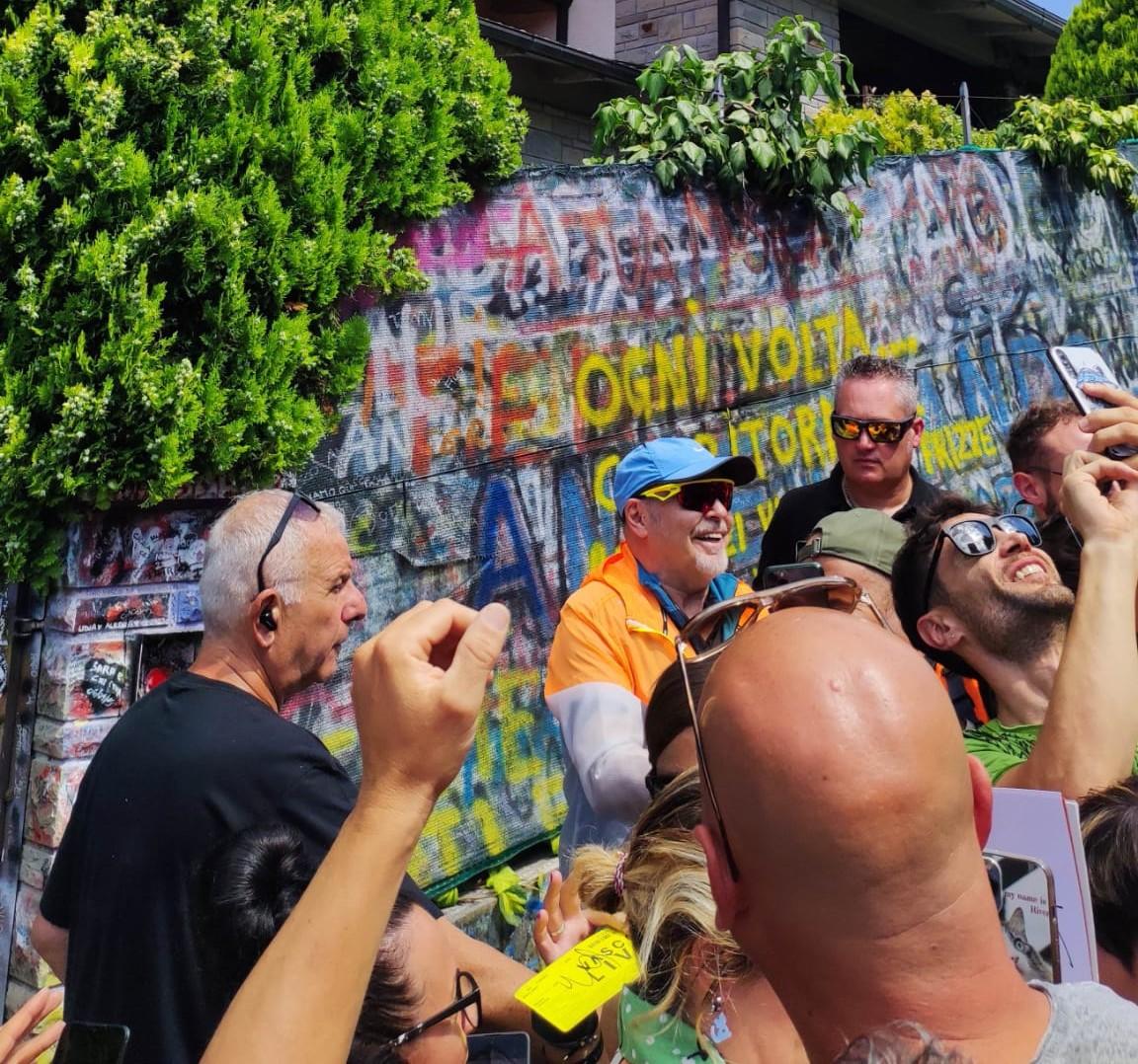 A Zocca, cercando Vasco: «Qui è estate quando c’è lui». Ristoranti, negozi e bar sono pieni: ci sono fan che si fermano per settimane