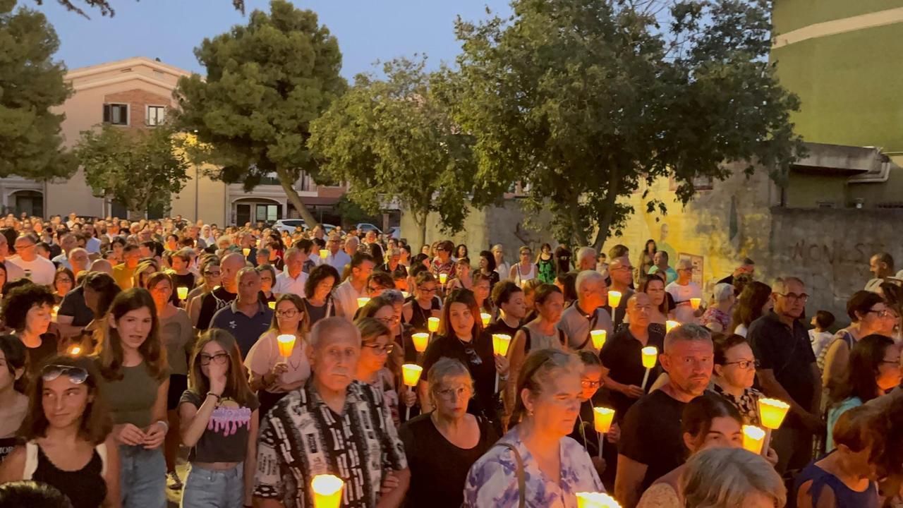 Pellegrinaggio silenzioso fino alla casa di Francesca Deidda: San Sperate si stringe attorno alla famiglia della donna scomparsa