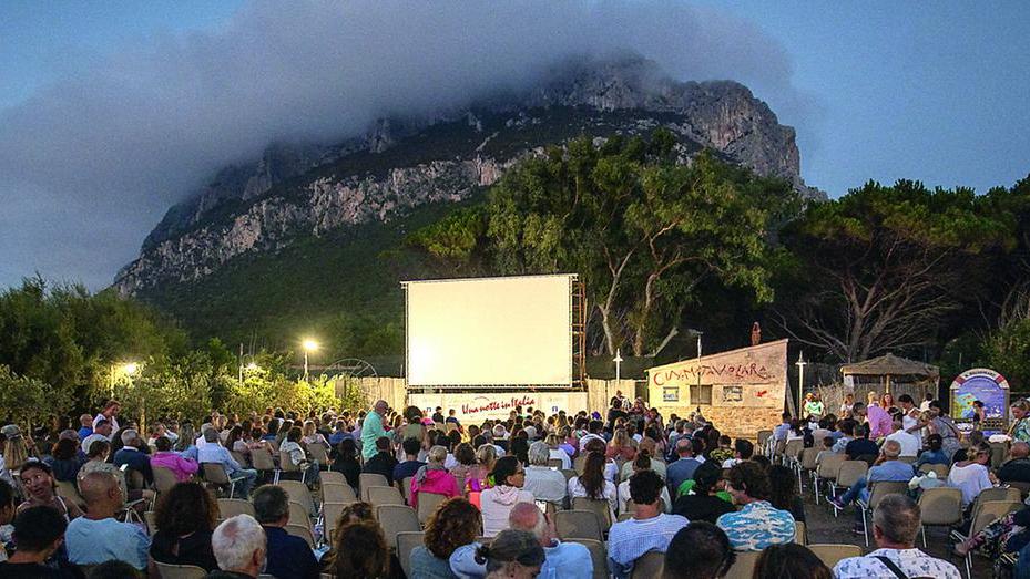 Neri Marcorè condurrà il Festival di Tavolara, sullo schermo anche il suo “Zamora”