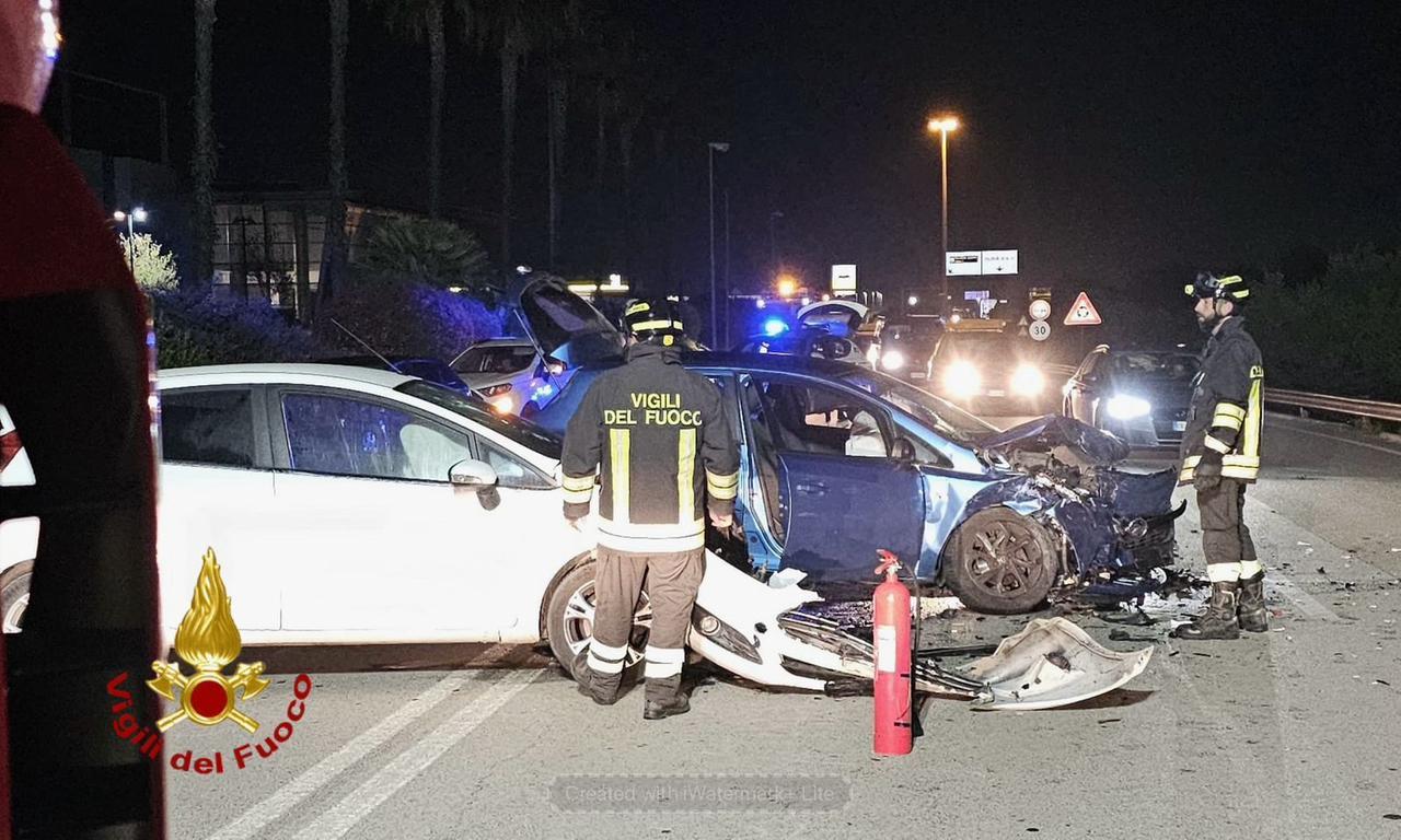 Strada Olbia-Costa Smeralda, ha un colpo di sonno e invade l’altra corsia: quattro feriti