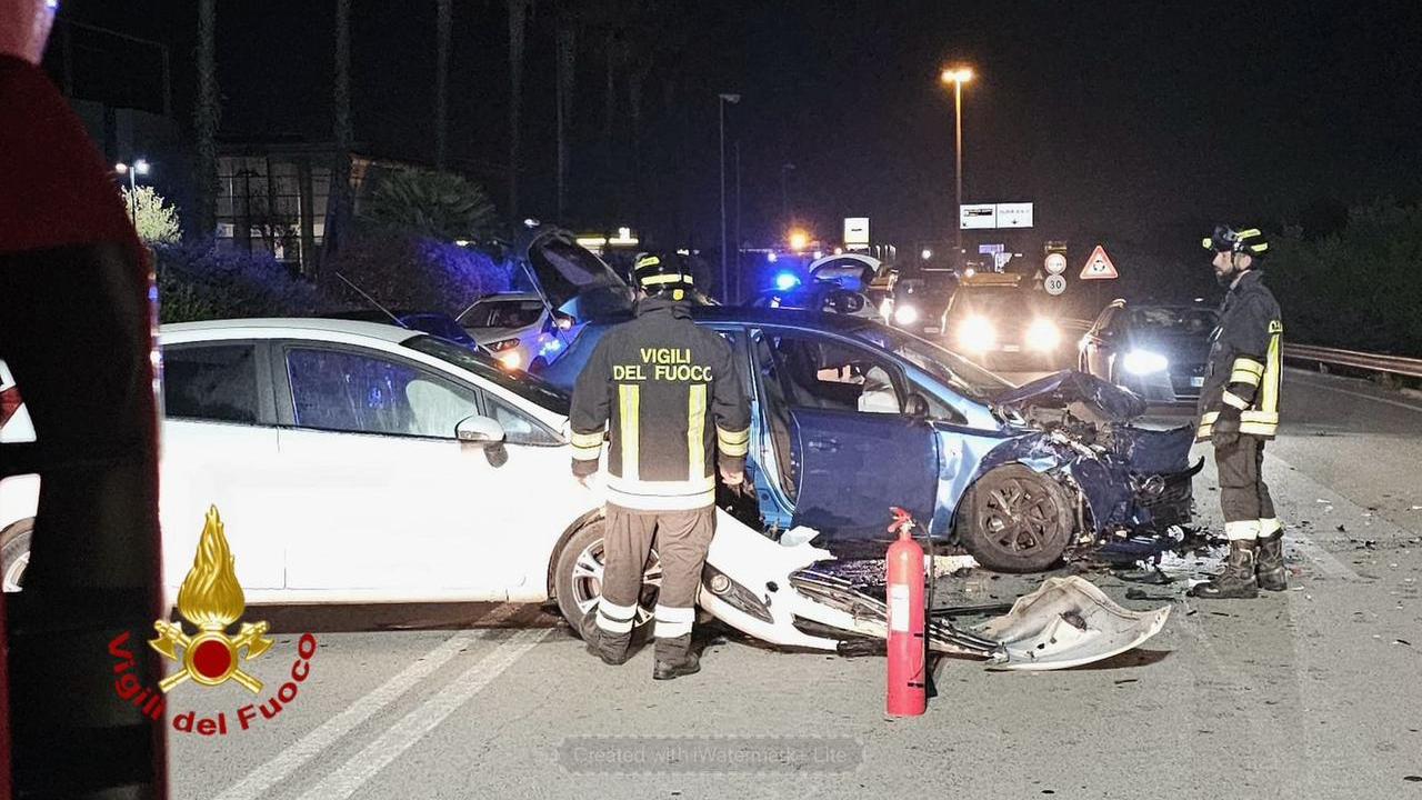 Strada Olbia-Costa Smeralda, ha un colpo di sonno e invade l’altra corsia: quattro feriti