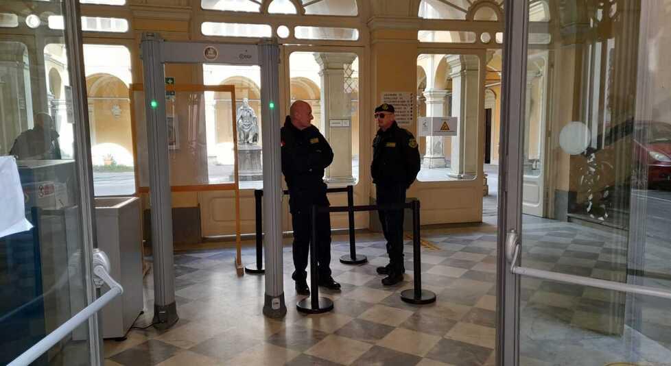 Livorno, operaio accusa il presidente della coopertiva: «Mi ha picchiato dentro alla Rsa»