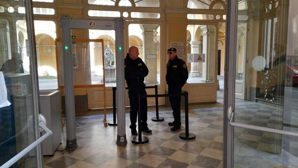 Livorno, operaio accusa il presidente della coopertiva: «Mi ha picchiato dentro alla Rsa»