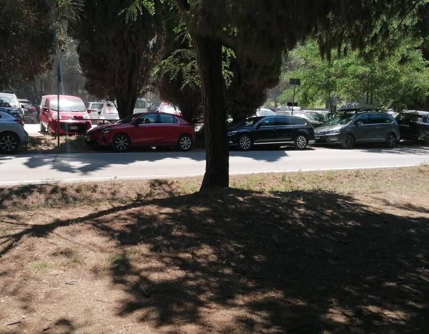 Assalto a Baratti, tutto esaurito alle Caldanelle: sosta selvaggia e (tante) multe