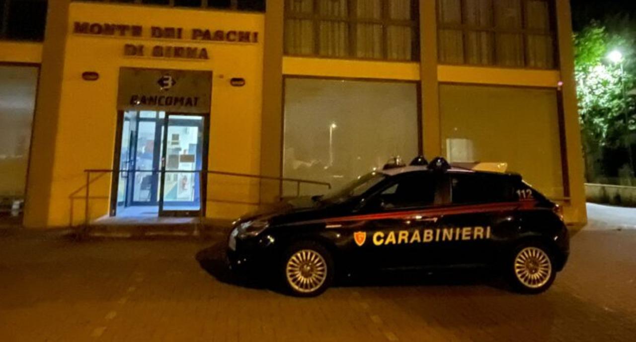 
	La pattuglia dei carabinieri alla banca (foto d'archivio)

