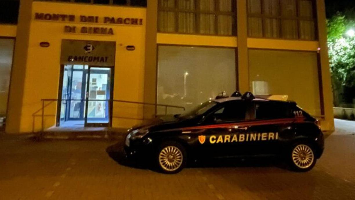 La pattuglia dei carabinieri alla banca (foto d'archivio)