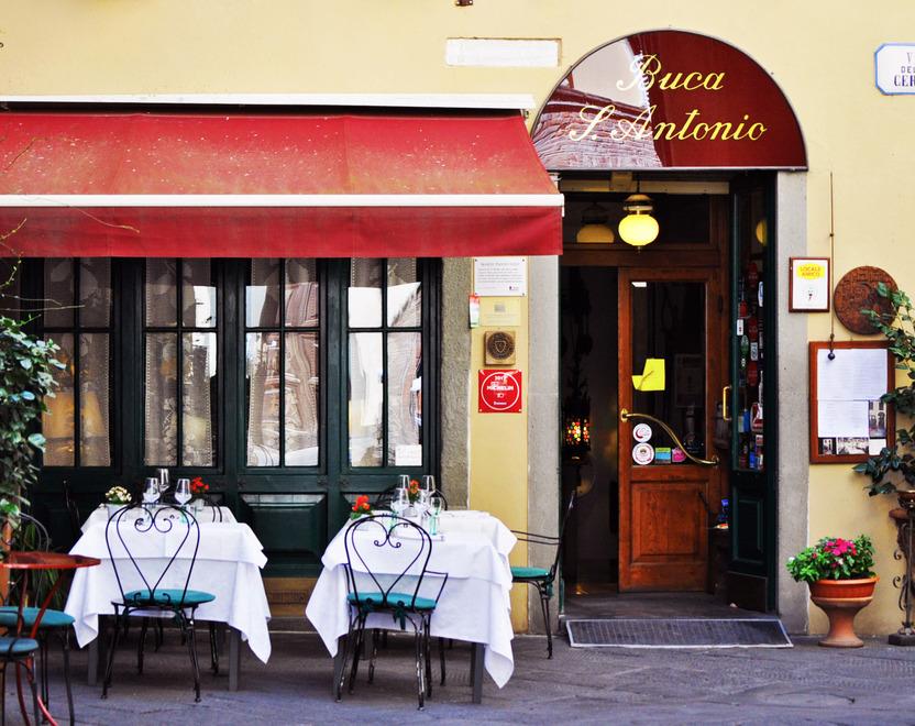 Lucca, dà in escandescenze in un locale e schiaffeggia un cliente: arrestato un 45enne di Fornoli