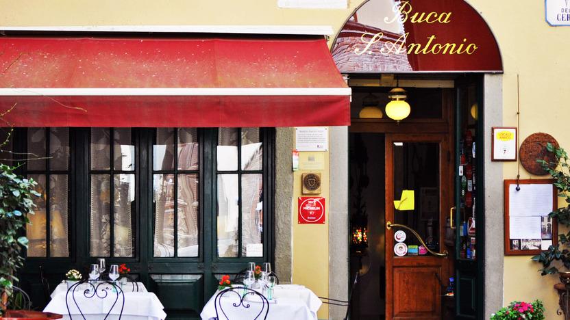 Lucca, dà in escandescenze in un locale e schiaffeggia un cliente: arrestato un 45enne di Fornoli