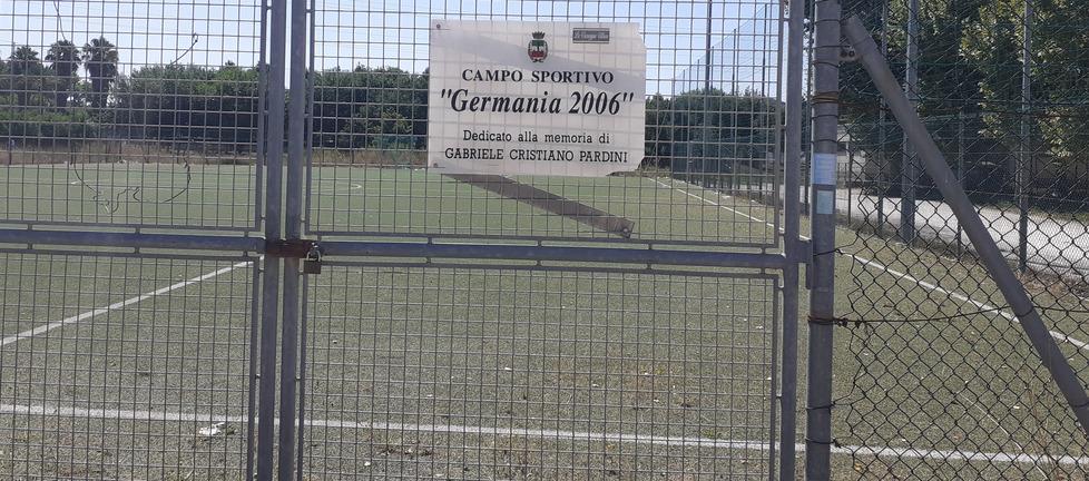 Viareggio, rubano le porte del campo donato da Marcello Lippi