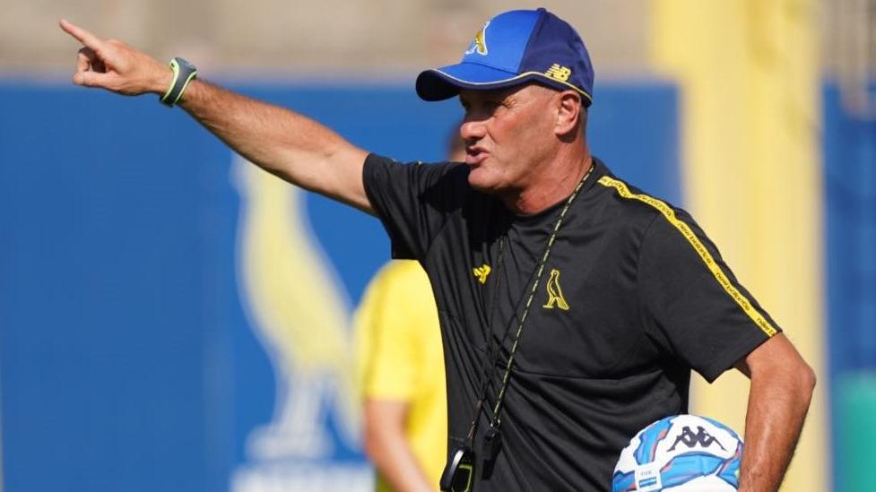 L'allenatore del Modena Bisoli è già virale sul web: il colorito siparietto del mister con i giocatori gialloblù prima della partenza per Fanano