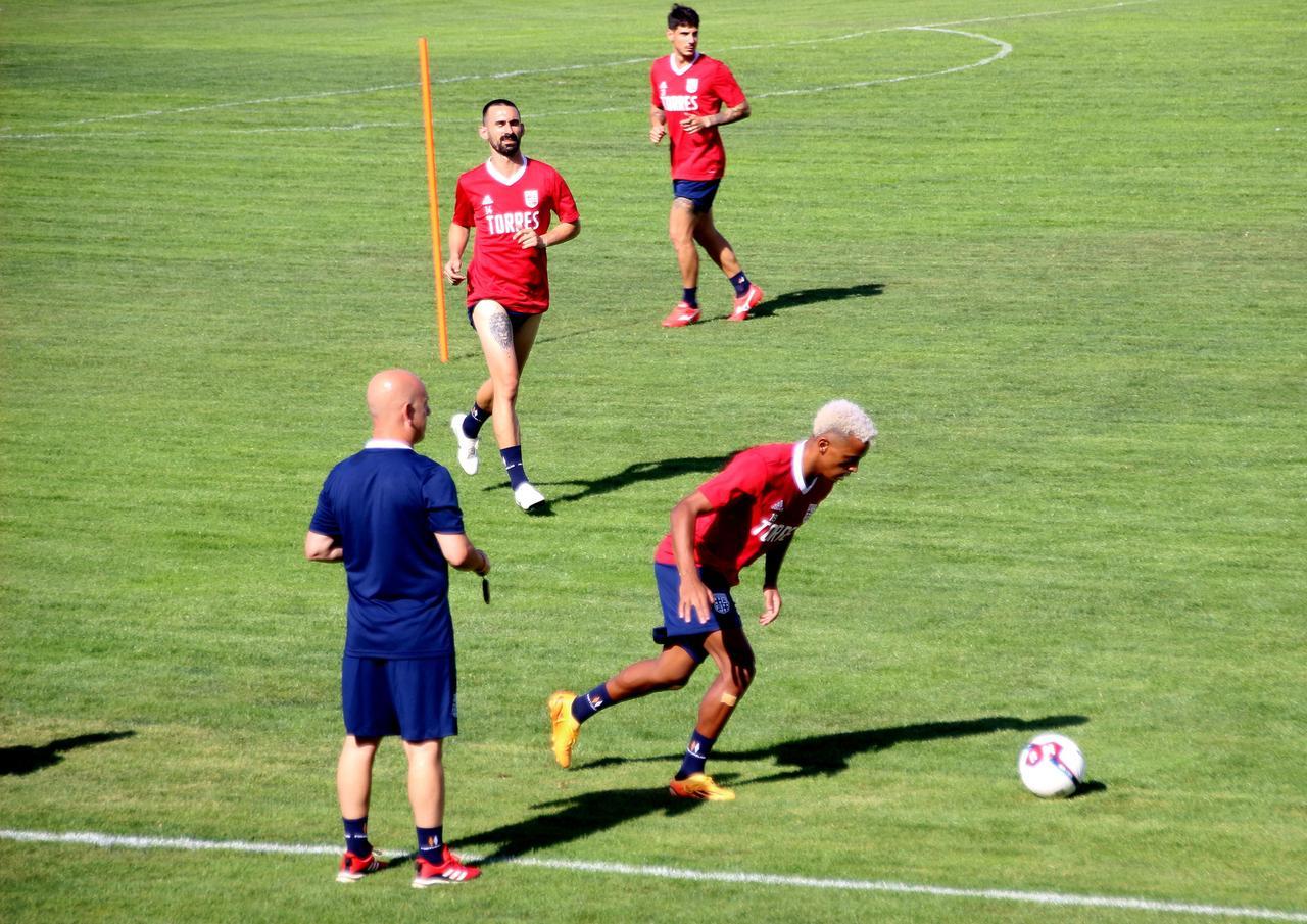 Esordio in casa per la Torres il 25 agosto contro la Vis Pesaro. Alfonso Greco: «Bello esordire davanti ai nostri tifosi»