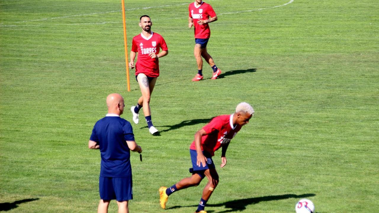 Esordio in casa per la Torres il 25 agosto contro la Vis Pesaro. Alfonso Greco: «Bello esordire davanti ai nostri tifosi»