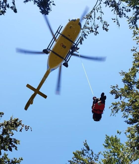 Punta da un insetto a 1700 metri di quota sul monte Libro Aperto: rischio choc anafilattico per una donna, soccorsa dall'elicottero