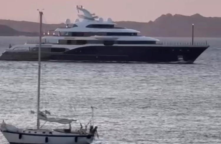 Tra Olbia e Porto Cervo gli yacht dei tre uomini più ricchi al mondo