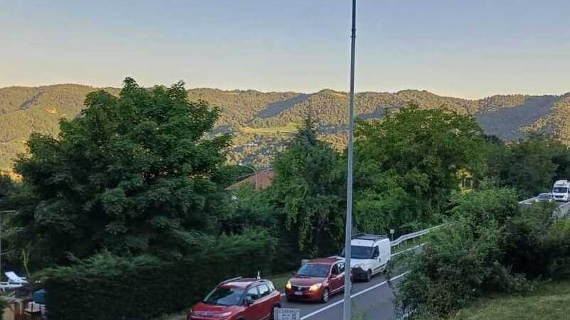 Lunghe code sulla Statale 63: «Servono movieri tutto il giorno»