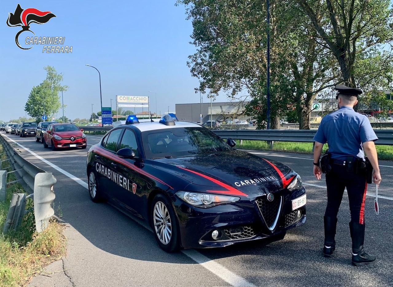 Lido Estensi, si scontra con un camper e un’auto e fugge