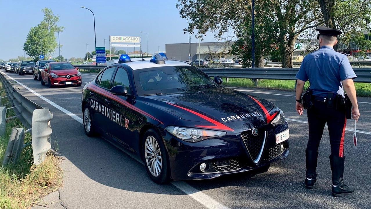 Lido Estensi, si scontra con un camper e un’auto e fugge