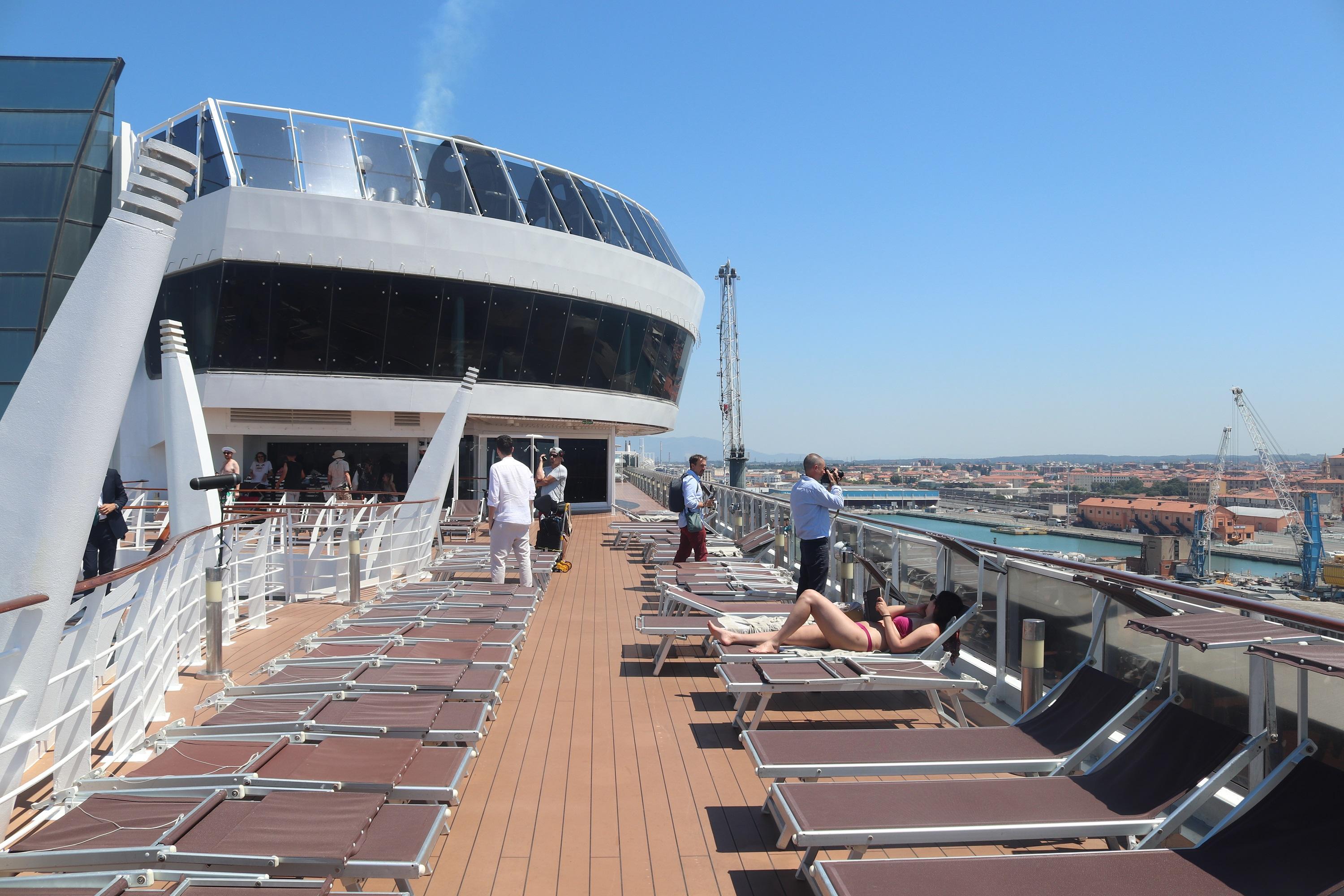 Uno dei ponti della Msc Fantasia con vista Livorno