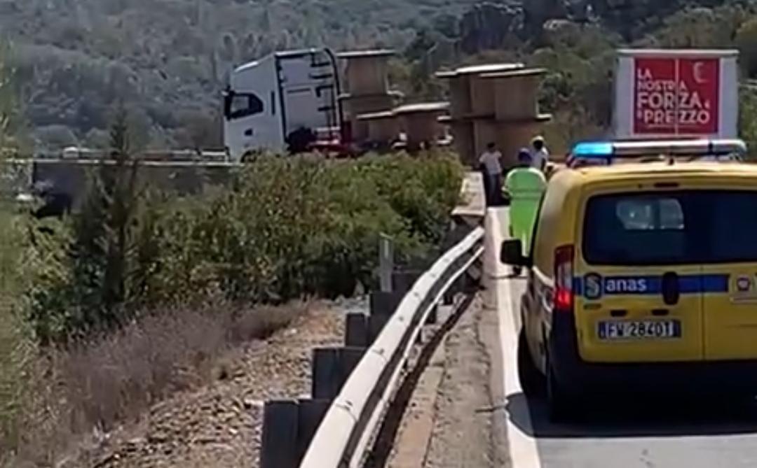 
	Auto in fila davanti al ponte romano


