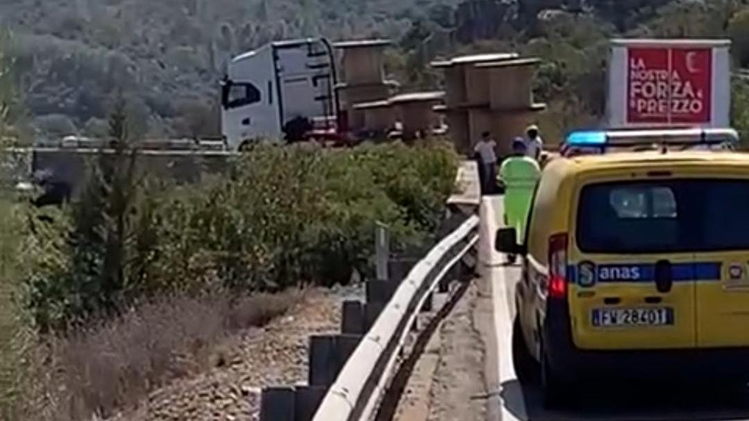 Auto in fila davanti al ponte romano