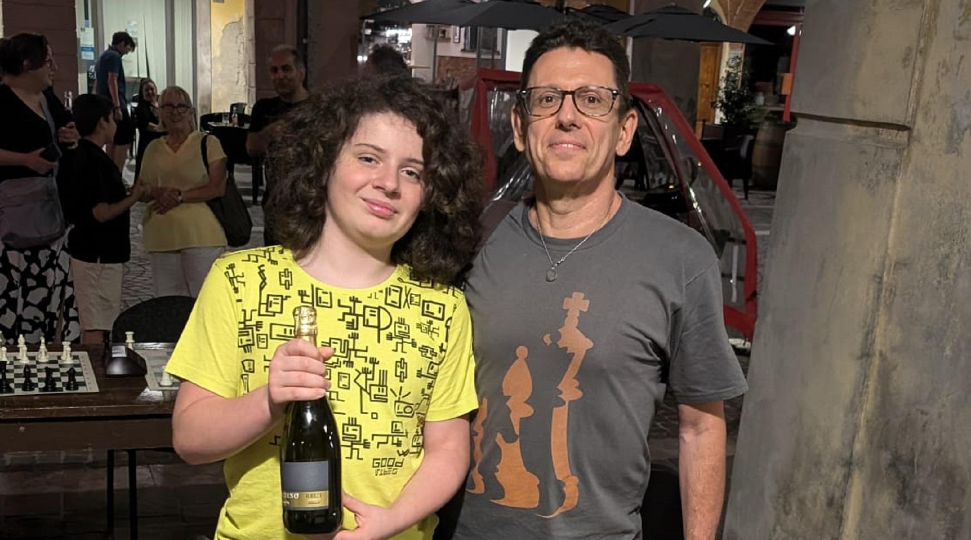 Edoardo Fulgentini premiato dal presidente di Valdera scacchi, Leonardo Carloppi