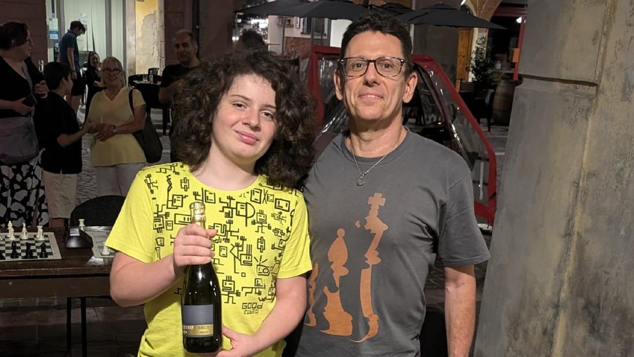 Edoardo Fulgentini premiato dal presidente di Valdera scacchi, Leonardo Carloppi