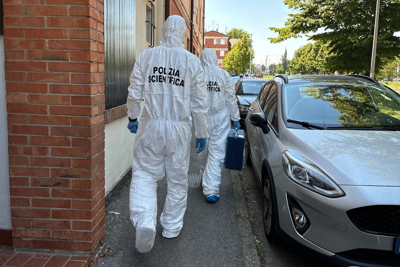 Ferrara, trovata morta in camera da letto