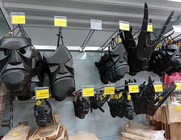 Maschere tradizionali al discount, gli artigiani: «Identità sfregiata»