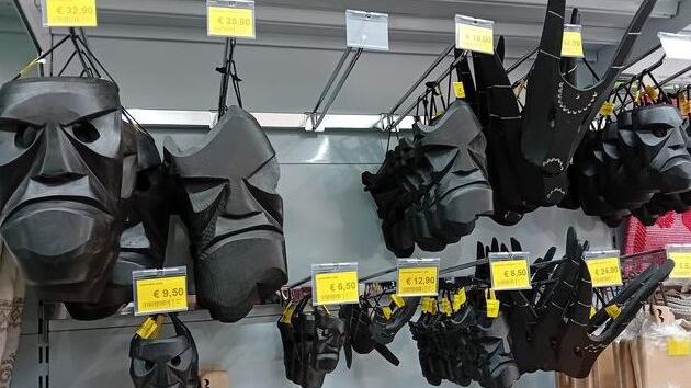 Maschere tradizionali al discount, gli artigiani: «Identità sfregiata»
