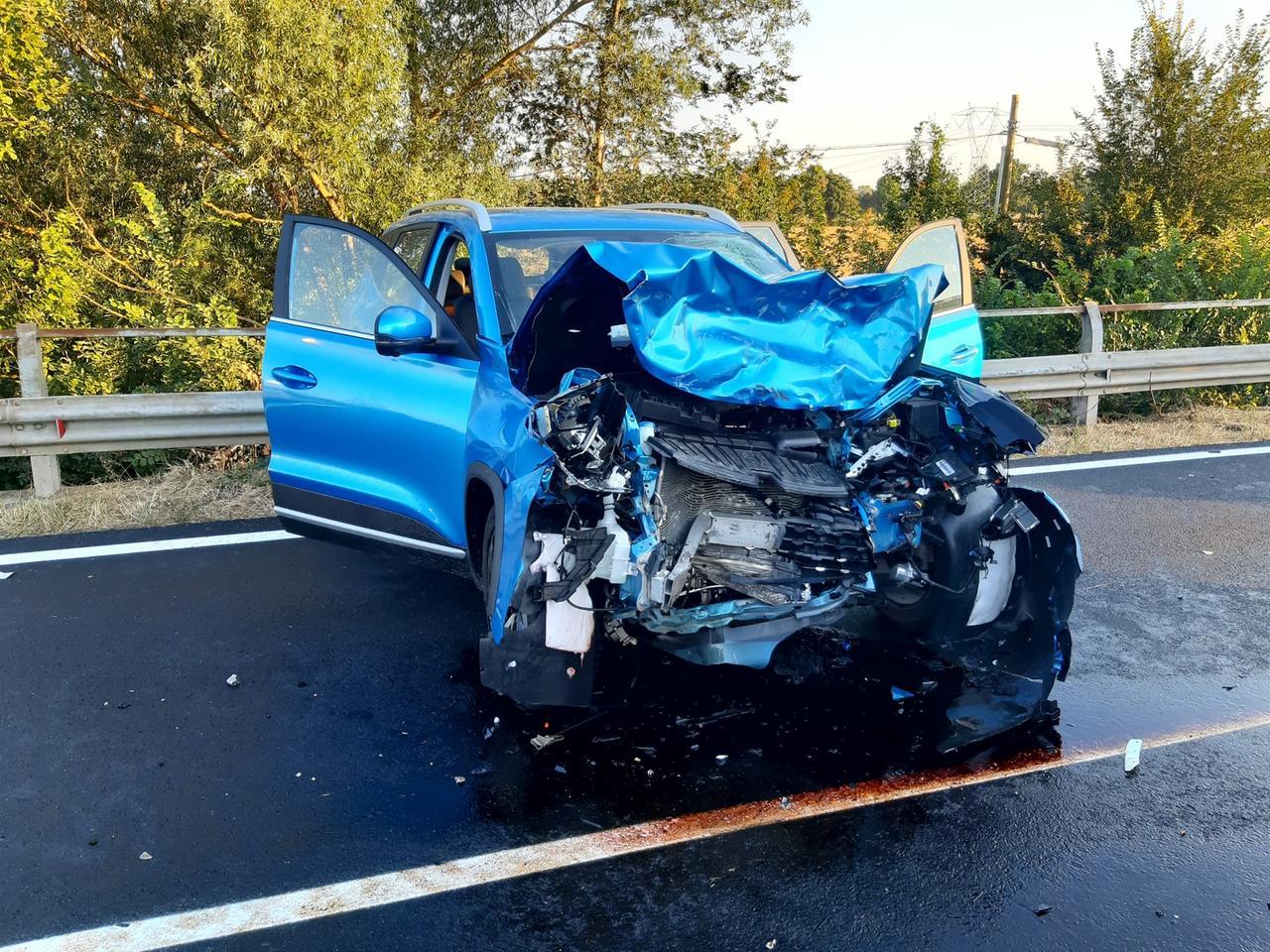 Scontro tra auto e furgone, grave un anziano